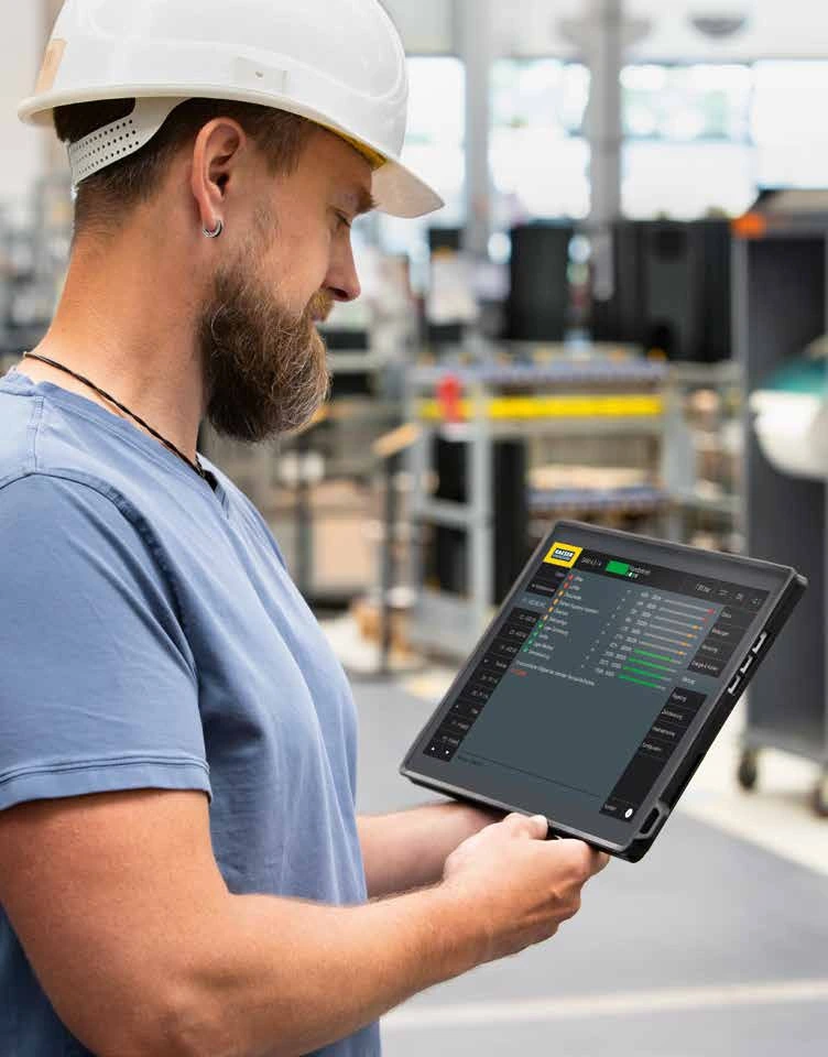 Técnico que consulta datos en una tableta